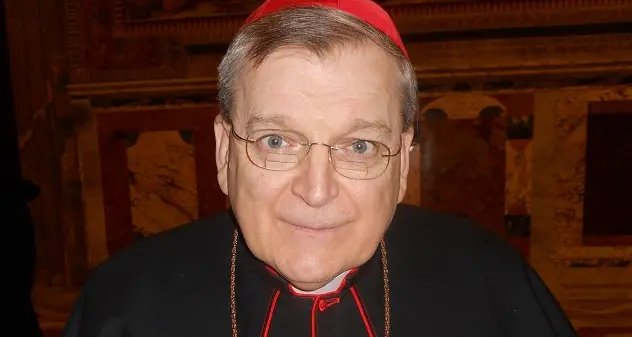 \"Nei vaccini microchip e feti\", ora il cardinale Burke è in terapia intensiva per Covid