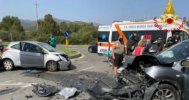 Budoni. Violento scontro tra tre auto: feriti trasportati a Olbia e Nuoro