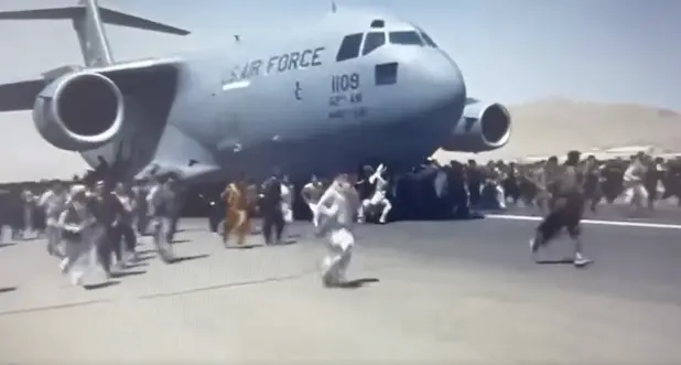 Civili in fuga da Kabul: da un aereo si vedono precipitare due corpi