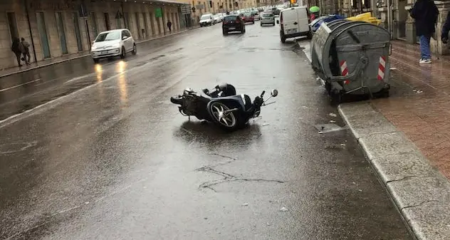 Incidente in via Roma: scooter investe pedone