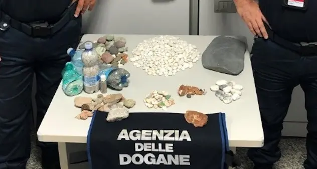 Sabbia e ciottoli portati via dalle coste sarde, diversi sequestri ad Alghero