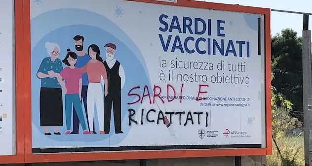 Cagliari. Cartelli imbrattati e scritte sui muri della città: “Sardi e ricattati”