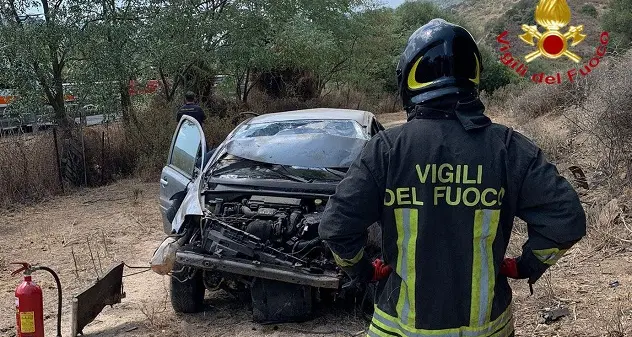 Schianto sulla 131 dcn: utilitaria vola fuori strada