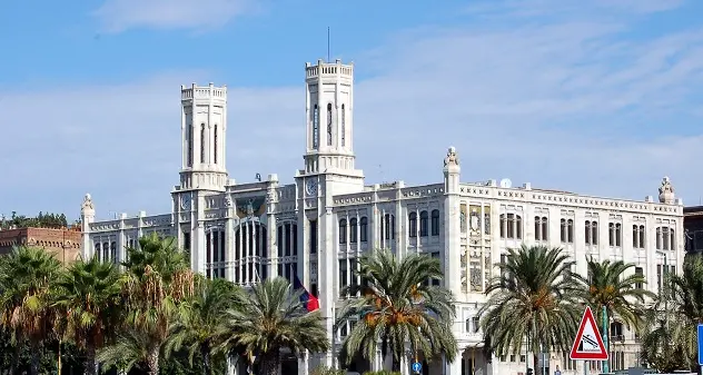 Cagliari. Piazza Garibaldi in balia dei vandali: la denuncia di un lettore