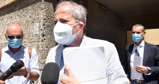 Covid, Crisanti: \"Approvazione vaccini apre strada a obbligo\"