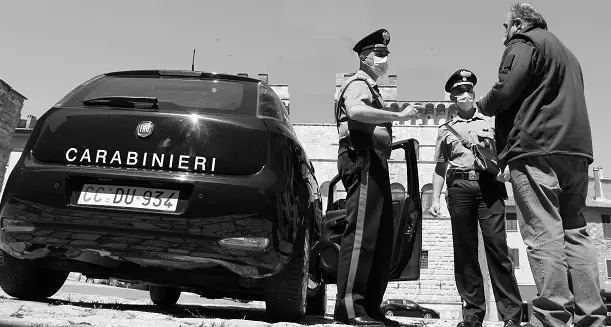 Donori. Durante manifestazione artistica si denuda in via pubblica: denunciato