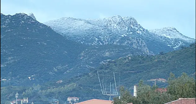 Fiocchi di neve e vento di burrasca, sud Sardegna ‘schiaffeggiato’ dal gelo artico