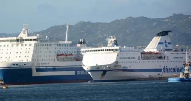 Collisione fra due navi nel porto di Olbia