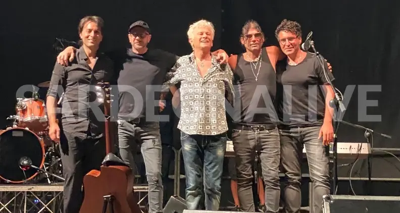 La “grande anima” di Ron festeggia ad Alghero i suoi 50 anni di carriera con un applauditissimo concerto