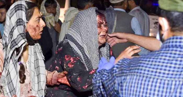 Due attentati all'aeroporto di Kabul. Nyt: \"Almeno 40 morti e 120 feriti\"