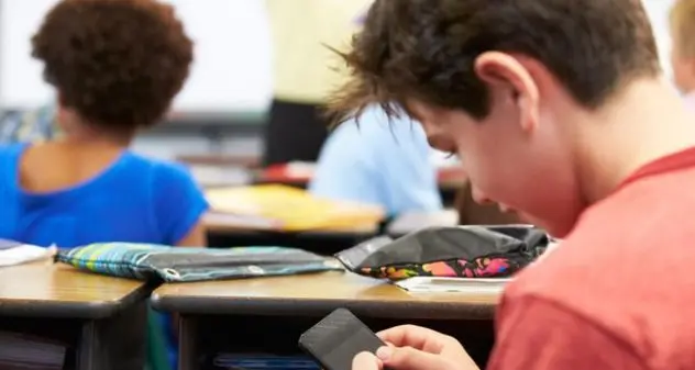 Stop dei cellulari a scuola: la nuova proposta di legge
