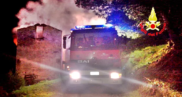 Paura in un fienile, in fiamme 300 balle di fieno