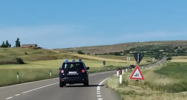 Sanluri. Perde il controllo dell’auto e finisce fuori strada: in auto tre bambini di 3, 9 e 11 anni