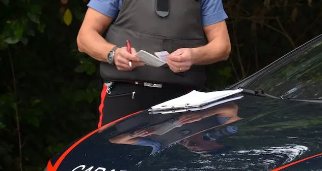 Monserrato. Due coltelli nascosti nel portaoggetti dell'auto: denunciato un operaio edile