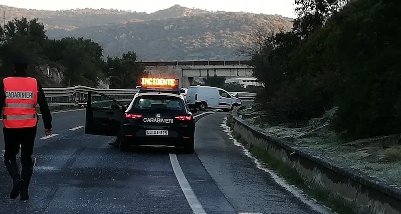 Furgone finisce fuori strada a causa del ghiaccio, 30enne finisce in ospedale