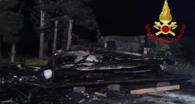 Attentato incendiario. Prefabbricato completamente distrutto dalle fiamme