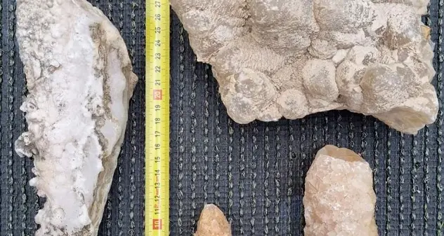 Turisti rubano stalattiti e stalagmiti ma le dimenticano in un ristorante a Tortolì