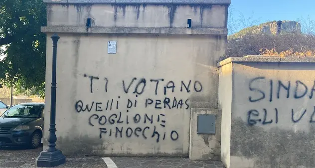 Scritte contro sindaco di Ulassai. Anci: \"Isolare cattivi maestri\"