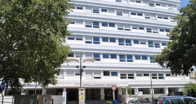 Ospedale Sassari. La denuncia dei familiari: “Reparti sovraffollati, pazienti in barelle”