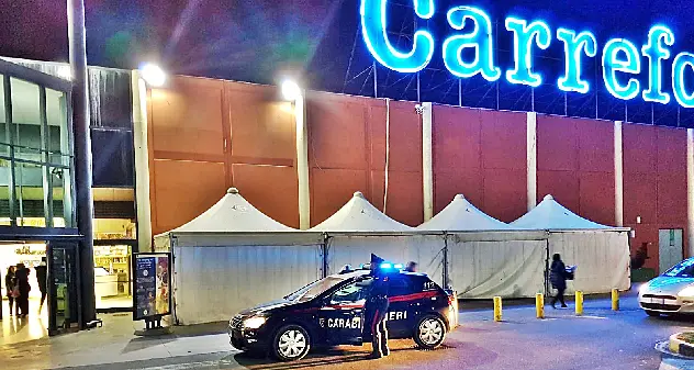 Furto di liquori pregiati al Carrefour, nei guai una coppia rom in trasferta