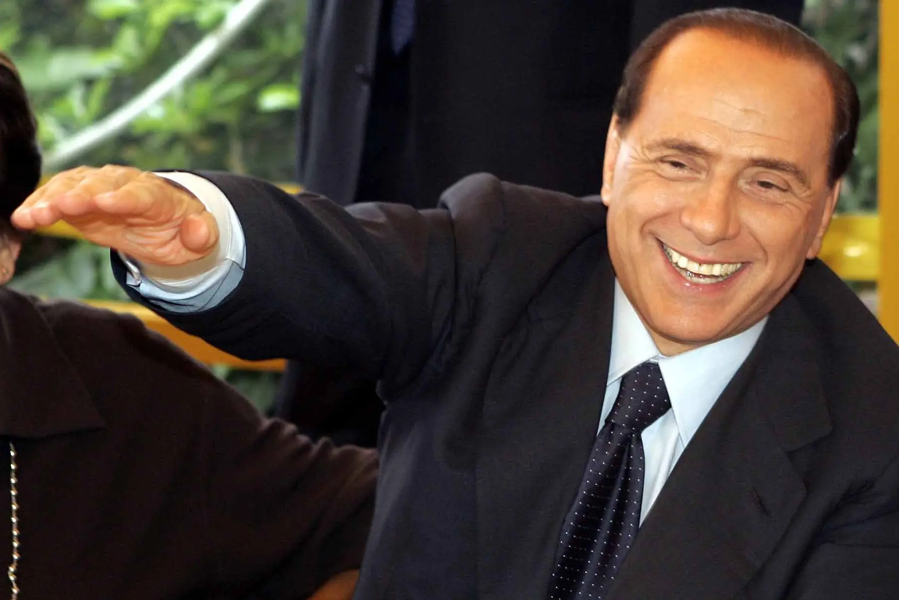 milestone - [Retrospettiva] La storia di Silvio Berlusconi - [Retrospettiva] La storia di Silvio Berlusconi. Nella foto Silvio Berlusconi sfoggia il suo celebre sorriso in una immagine di archivio