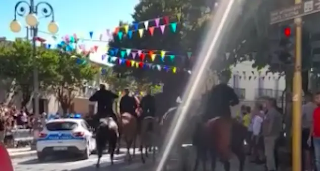 Paulilatino. Il sindaco e i vigili provano a fermare l’Ardia ma i cavalieri si ribellano