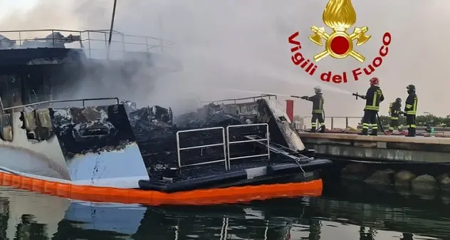 Yacht in fiamme alla Marina di Olbia