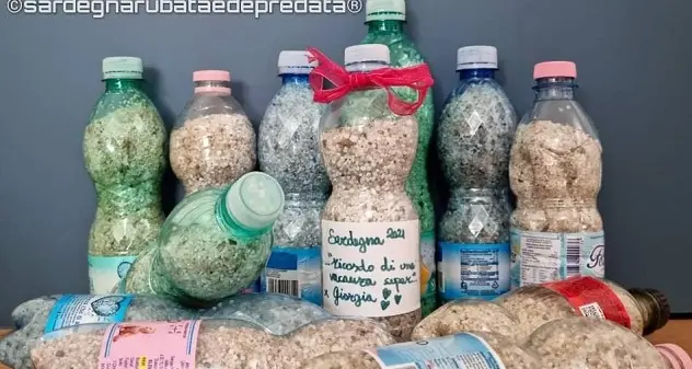 Cagliari. Sequestrati in aeroporto 15 kg di sabbia rubata