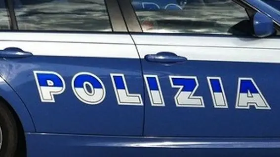 Aggressione con mannaia a moglie e figlio: arrestato 48enne a Prato