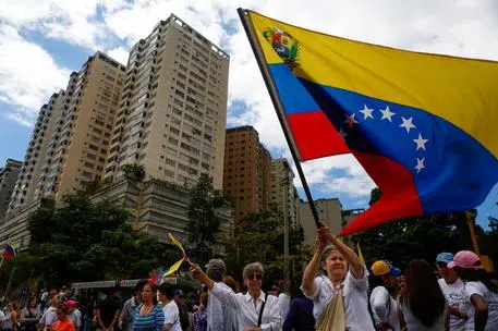 epa07332306 Venezuelan oppositors participate in a demonstration to demand the end of the crisis and in support of the interim presidency of Juan Guaido, in Caracas, Venezuela, 30 January 2019. National Assembly leader Juan Guaido declared himself interim president of Venezuela on 23 January and promised to guide the country toward new election as he consider last May\\'s election not valid.  EPA/Cristian Hern\\u00C3\\u00A1ndez