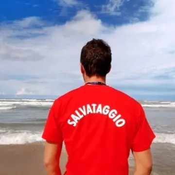 Bagnini senza abilitazione al defibrillatore: multe e diffida a uno stabilimento di Porto Torres