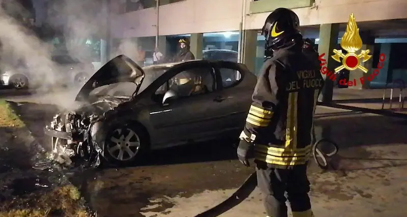 A fuoco due auto nella notte a Maracalagonis e Su Planu