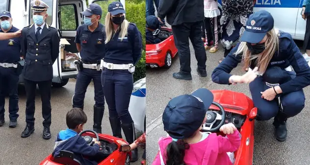 Sassari. La Polizia locale dona bici e corredini scolastici ai profughi afghani