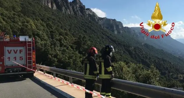 Tragedia sulla Orientale Sarda: moto finisce in scarpata, morta una donna