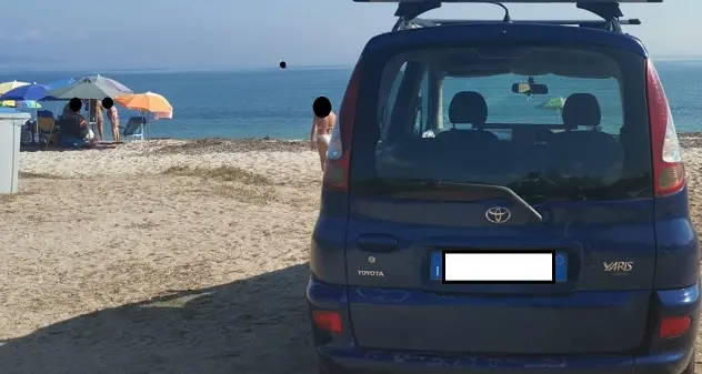 Con l’auto sulla spiaggia di Fiume Santo, identificato e sanzionato