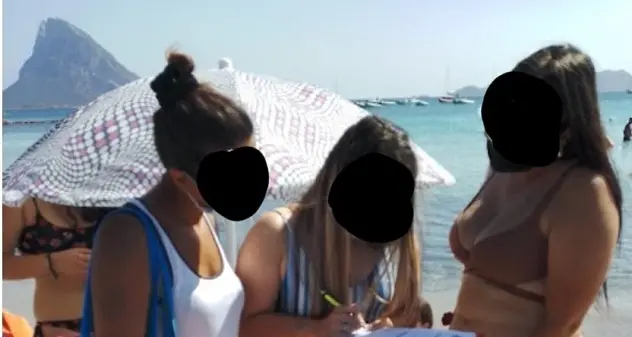 Vigilesse in costume multano famiglia per cane in spiaggia. Aidaa: \"Siamo al ridicolo\"