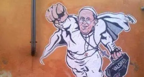 Papa Francesco in un murales come un supereroe dei fumetti