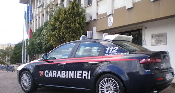 Raggiunta da una coltellata vaga sporca di sangue per le strade di Sassari