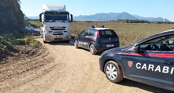 Armati di bastone obbligano l’autista a rovesciare il latte dalla cisterna. Dipendente terrorizzato