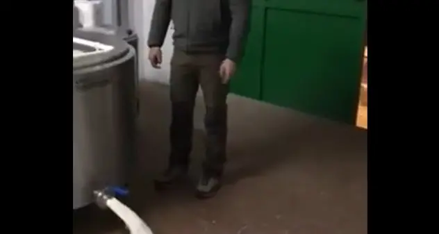 Protesta shock dei pastori sardi: latte gettato nelle fogne per manifestare contro gli industriali