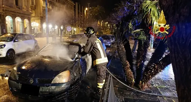 In fiamme due autovetture in via Roma: intervengono i Vigili del Fuoco