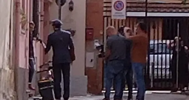 A Pirri avvistato il postino di \"C'è posta per te\". Curiosità fra i passanti: \"Per chi sarà?\"