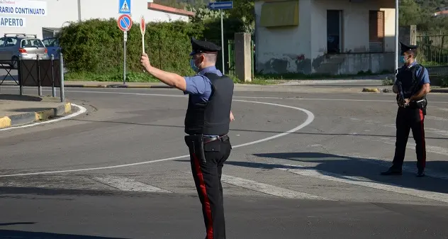 Segariu. Parcheggia auto senza freno stazionamento e sbatte contro minivan: ferita una donna