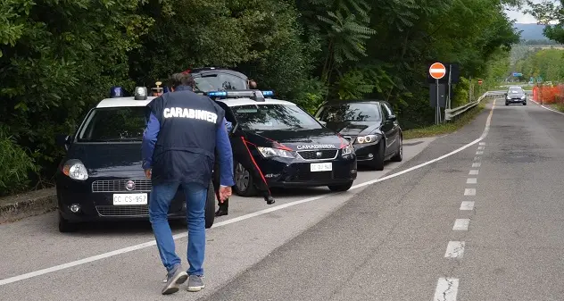 Giba. Invade corsia opposta e va a sbattere contro altra auto: ferita una donna