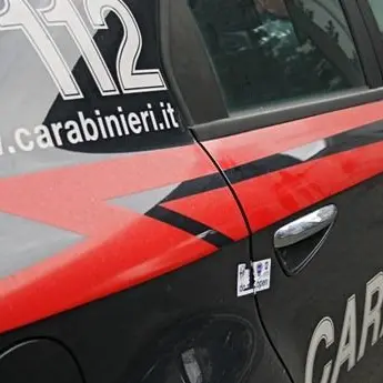 Rapina, minaccia con coltello e bacia una commessa sul collo: arrestato a Perugia