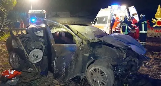 Auto si ribalta sulla strada provinciale 9: conducente estratto dalle lamiere