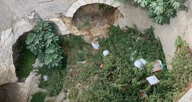 Cagliari. Rifiuti nella Necropoli romana di Nostra Signora di Bonaria: la denuncia di Polastri