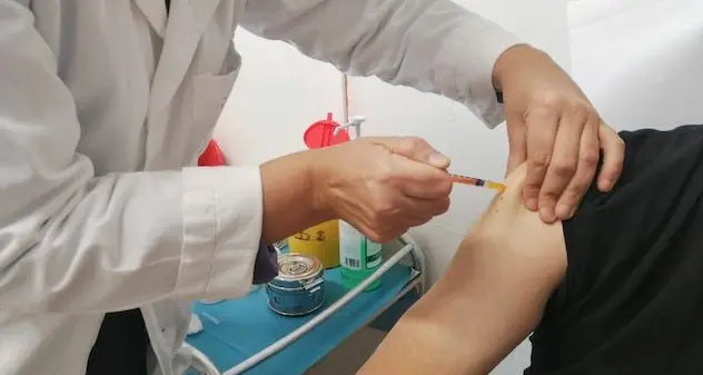 Adolescenti trainano vaccinazioni in Sardegna: prima regione in Italia per fascia 12-19 anni