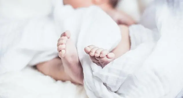 Positiva al Covid e non vaccinata contagia il figlio appena nato: è grave