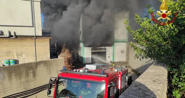 Sassari. In fiamme un capannone nella zona industriale di Predda Niedda